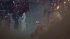 Кесем выходит к бунтарям,что бы успокоить их.