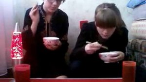 Как есть РИС ПАЛОЧКАМИ:DD