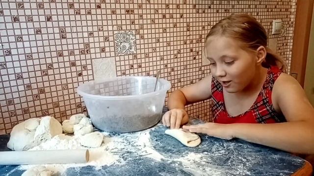 Готовим вместе с Василисой. Пирожки с печенью и ревенем. #готовимвместе#пирожки#ревень#печень#семья