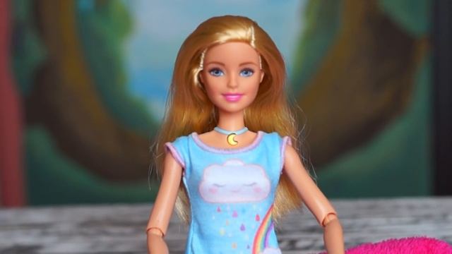БАРБИ ДЫШИТ! КУКЛА с СЕКРЕТОМ под ФУТБОЛКОЙ! Barbie Color Reveal распаковка и обзор! Дыши со мной! смотреть онлайн