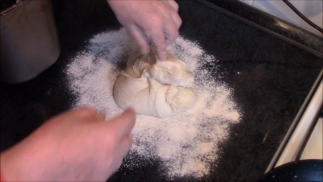 Дрожжевой пирог с мясной начинкой, даже нарезать не нужно!