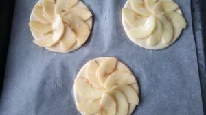 Слойки с яблоками