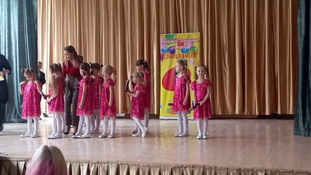 Василиса поет ,,Детки конфетки,,. Ансамбль ПО СЕКРЕТУ. Мы СВЕТЛЯЧКИ. смотреть онлайн