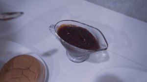 Бургер с котлетой из мраморной говядины и соусом кола барбекю