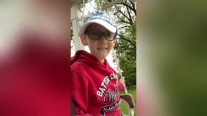 Kirill St поёт песню крылатые качели