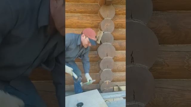 Конопатка толстого вертикального паза. Конопатка сруба.