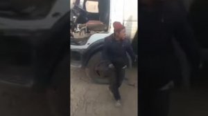 Танцор поёт тувинском песне