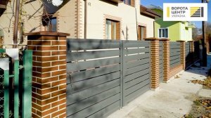 Забор и распашные ворота ранчо на клинкерных столбах. Стильно, не дорого, качественно!