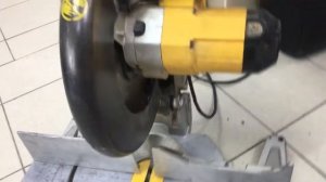 Торцовочная пила Dewalt DW704