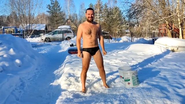 Обливаться холодной водой в мороз -30°❄️❄️❄️! Не бойтесь закаляться ! В этом нет ничего страшного. смотреть онлайн
