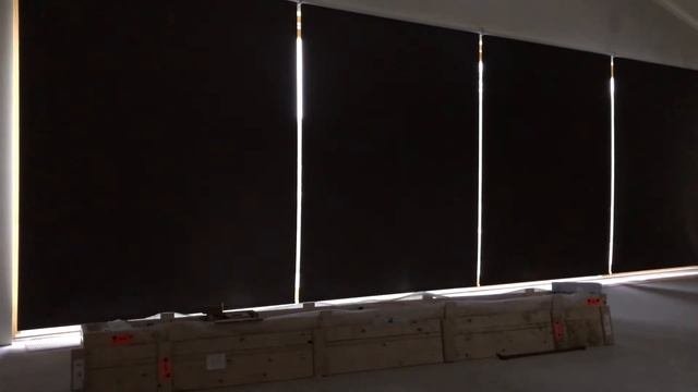 Рулонные шторы с электроприводом и темная ткань Blackout