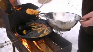 Жареная картошка. Картофель фри. Уральская кухня. Готовим на мангале. Картошка фри на костре.