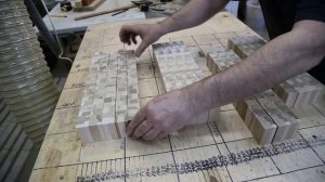 Торцевая разделочная доска с хаотичным рисунком из светлых пород древесины