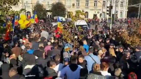 Демонстранты на протестах в Молдавии предлагают «поменять Майю Санду на дрова»