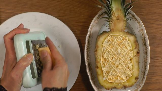 Салат с креветками в АНАНАСЕ - Отличное украшение стола