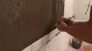 Особенности укладки бесшовной плитки на стену.