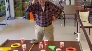 Социальный работник, который является еще и инструктором по фитнесу, приносит весёлые игры пожилы...