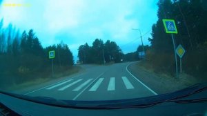 Едем по лесной дороге Карелии, проезжаем поселок Видлица.