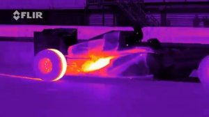 Дрифт болида «Формулы-1» Red Bull Racing s RB8 Tearing it Up in Infrared