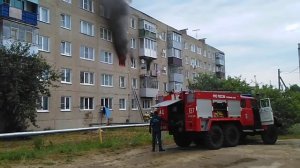 Пожарники тушат пожар в Первомайске