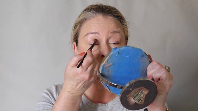 Full Face Expired Make Up!  'Cause we all have stuff we don't want to part with... смотреть онлайн