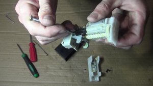 BMW 5 серии E39 Активатор, соленоид замка двери.  Как разобрать ? Что внутри ?