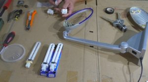 Как заменить люминесцентную лампу в настольном светильнике#how to replace the lamp