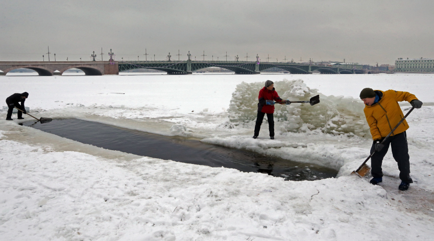 Во льду Невы: главную крещенскую купель оборудовали в Петербурге