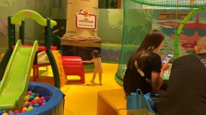 Дарина играет в семейном парке активного отдыха Энгри Бердс в ТРЦ Европолис СПб