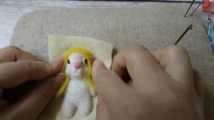 Кролик-брошь из шерсти. Сухое валяние для новичков.
