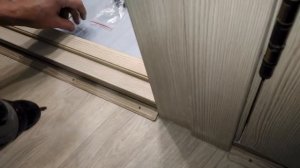 Как заделать щель под порогом двери