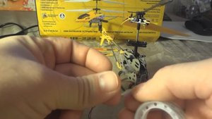 ремонт вертолета с дистанционным управлением после падения