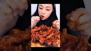 просто как мило ест куриные лапки,крсотка из кореи,мункбанк
