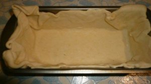 Пирог из слоеного теста с начинкой из зерненого творога