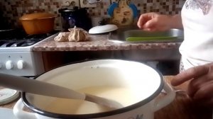 Замешиваем тесто на кефире из рисовой муки