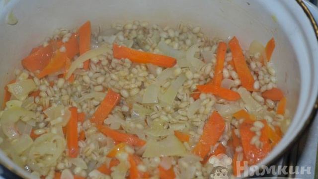 Перловая каша с говяжьей печенью на сковороде