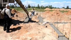 Заливка фундамента с миксера в грунт - [school masterkladki]