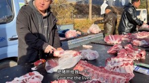 流浪狗被欺负了。今天太忙没有时间给流浪狗更多的猪肉吃。