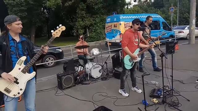 Замечательные уличные музыканты в Москве. Метро Партизанская