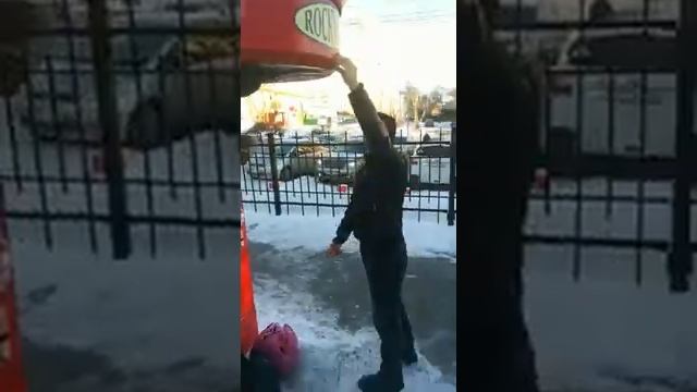 УДАР ПО АВТОМАТУ В 700 КГ смотреть онлайн