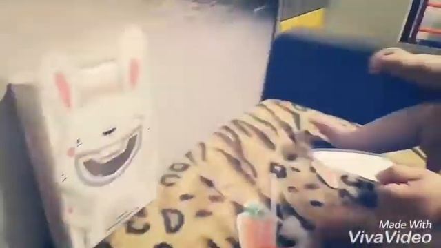 ИГРУШКА ДЛЯ МАЛЫШЕЙ СВОИМИ РУКАМИ кормим зайчика морковкой смотреть онлайн