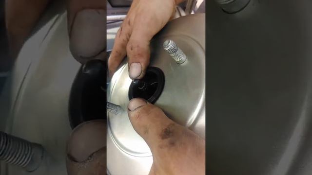 Педаль тормоза возвращается медленно. Почему? смотреть онлайн