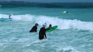 Поехали на море🌊! Учимся кататься на серфе🏄!