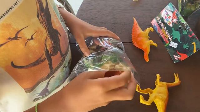Динозавры. Распаковка. Игрушечные динозавры