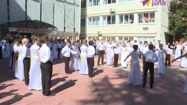 В 15-ой гимназии День учителя отметили настоящим балом смотреть онлайн