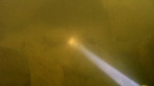 Подводный поиск под водой зимой. (Подводный поиск с металлоискателем)