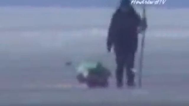 Последний лед на Яузском водохранилище. Рыбаки проваливаются под лёд! смотреть онлайн