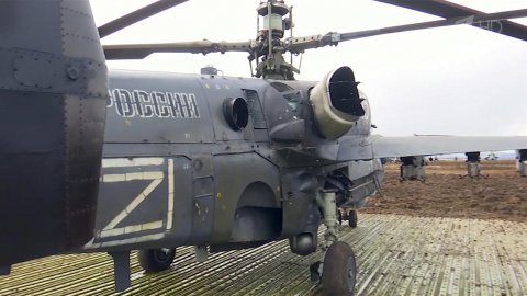 Два российских Ка-52 попали под обстрел, но пилотам удалось успешно посадить вертолеты