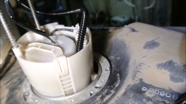 Toyota RAV4 2006 2.0 Замена топливного фильтра. смотреть онлайн