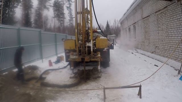 Бурение артезианской скважины в зимний период. Часть #2/Бурим первые метры и первые проблемы смотреть онлайн